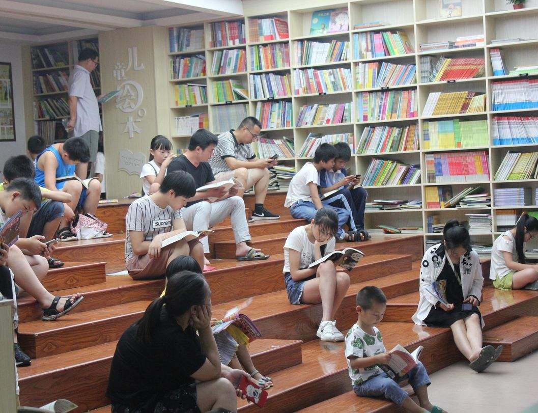为何新华书店那么多人"蹭书"不买也不会倒闭?内行人说出真相!