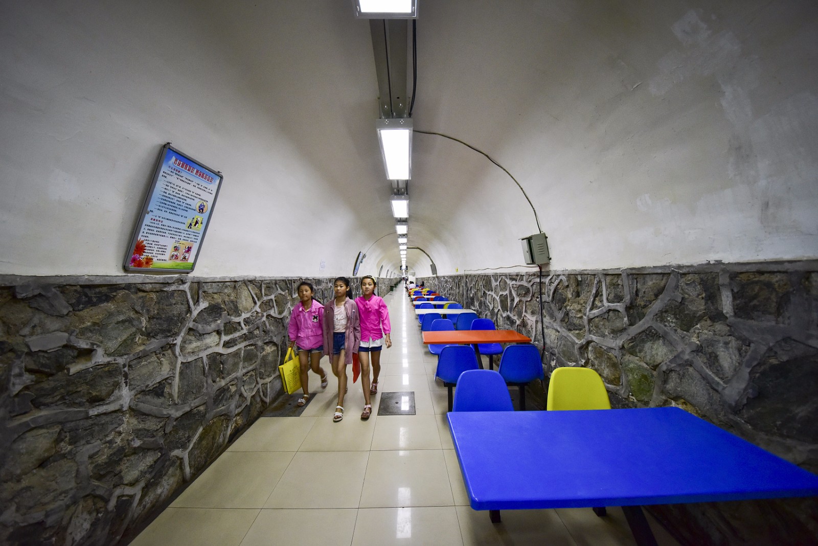 facebook凉快西安人防纳凉中心开放温度不到20度虂20180624100600821