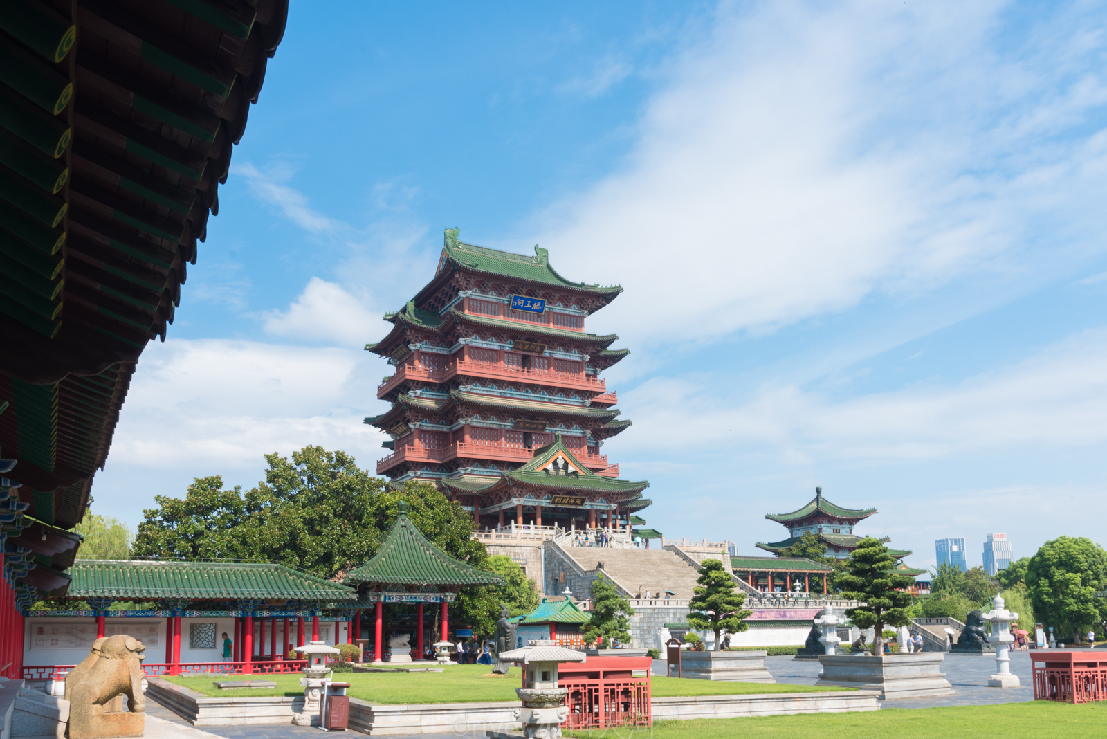 在全国先后建了三座滕王阁,分别是山东滕州,江西南昌和四川阆中