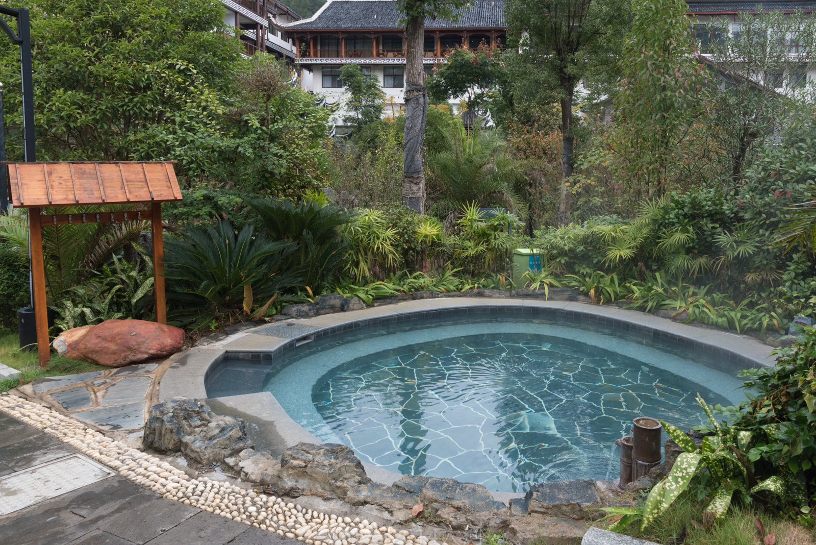 苗族女神仰阿莎的故乡泡温泉才是冬季正确的旅游方式