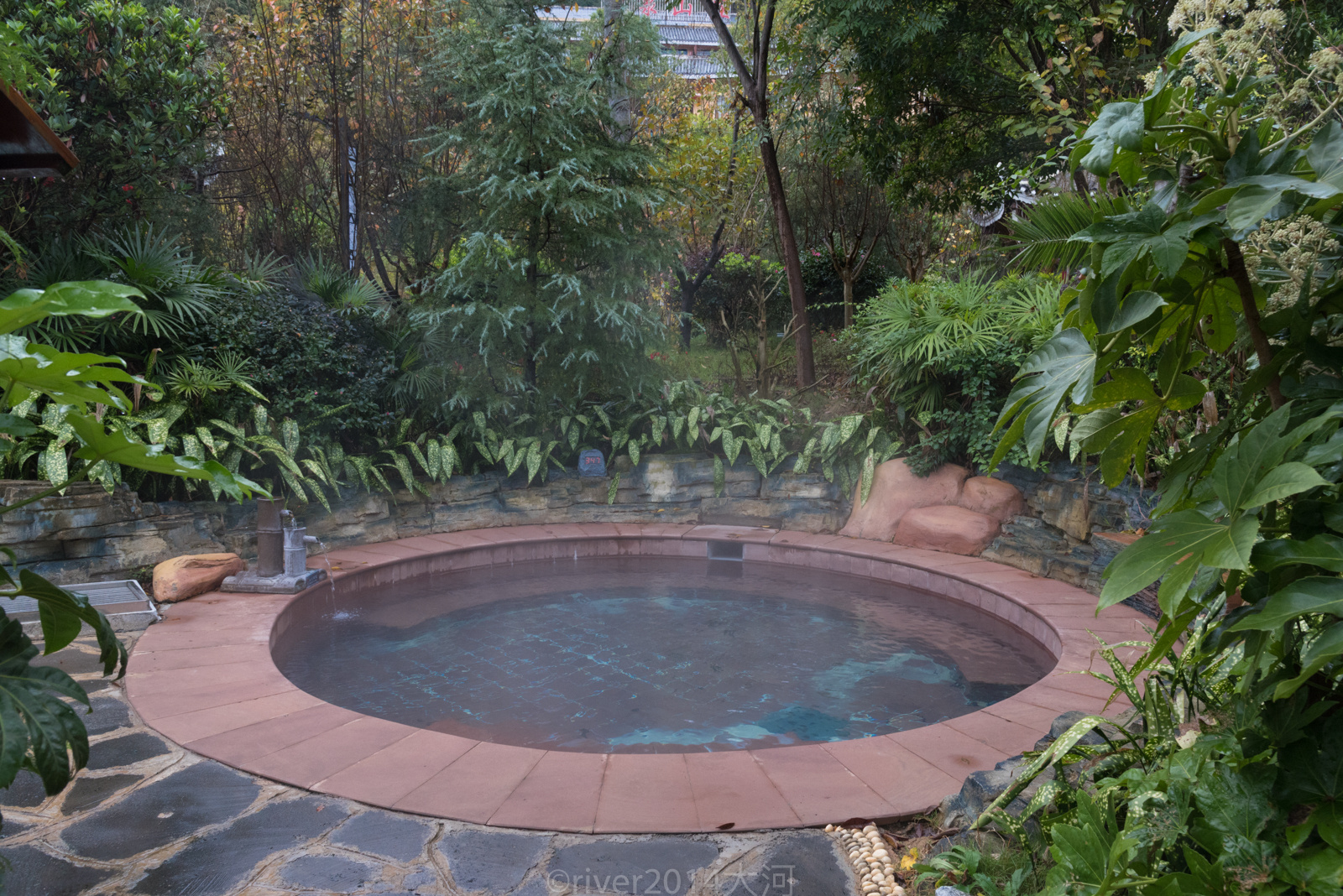 苗族女神仰阿莎的故乡泡温泉才是冬季正确的旅游方式