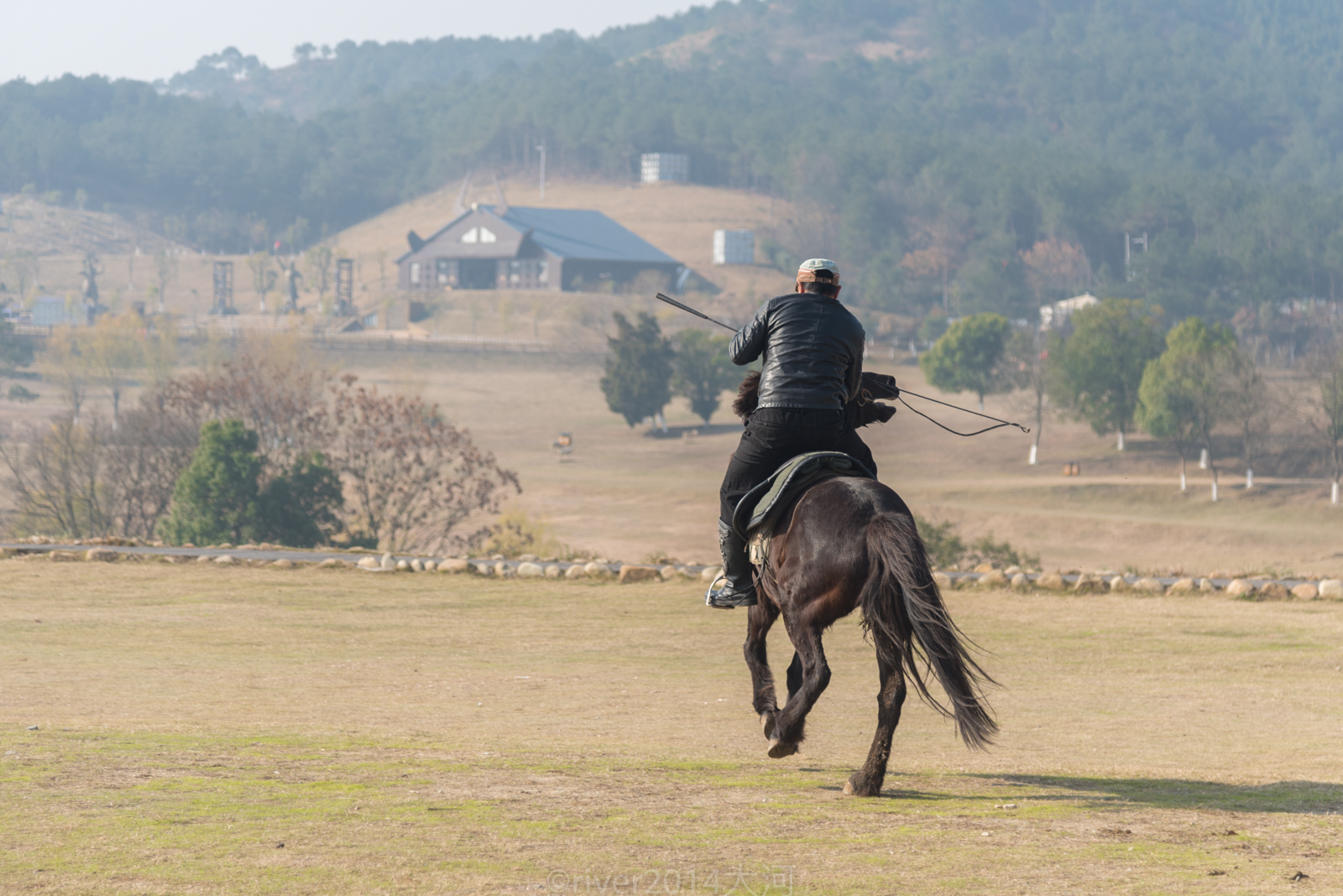 而马术教练的骑术就更加精湛了,骑马奔驰在草原上,如同内蒙古大草原上