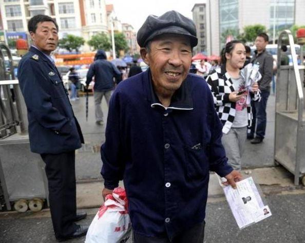 70多岁参加了18次的高考,最高成绩303分|高考|老人|康连喜_新浪新闻