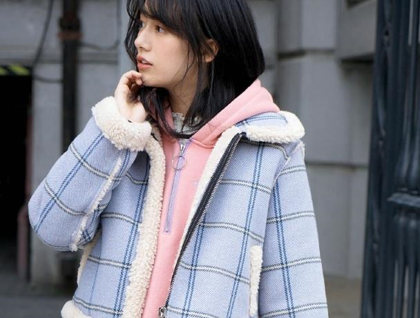 黑尾酱晒与大学同学合影,颜值成为关键,不愧是军艺出身的