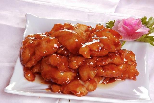 抓炒鱼片,外焦里嫩,酸甜可口,色泽金黄诱人,吃起来酥脆滑嫩!