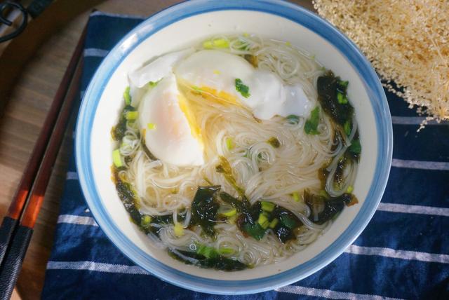 【紫菜清汤面】所需食材:龙须面,紫菜,鸡蛋,盐,香菜,香葱做法:1.