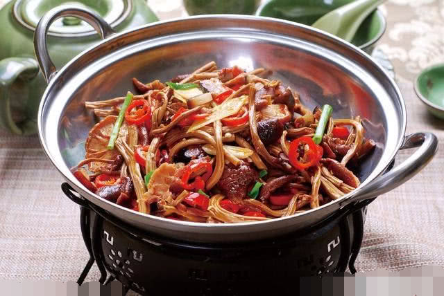 腊肉干锅茶树菇,美味藏不住,怎么做呢,方法很简单!