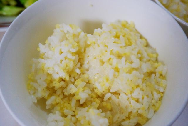 主食就是二米饭,用的是普通的大米和小米做的.