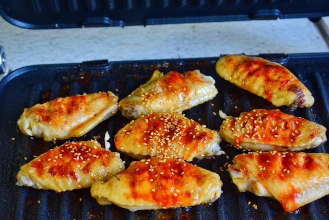 秒杀烧烤店的铁板烤鸡翅的简单做法,比用炭火烤的鸡翅还好吃