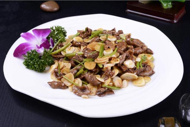 蒜爆羊肉制作简单蒜香浓郁羊肉滑嫩营养丰富非常受欢迎