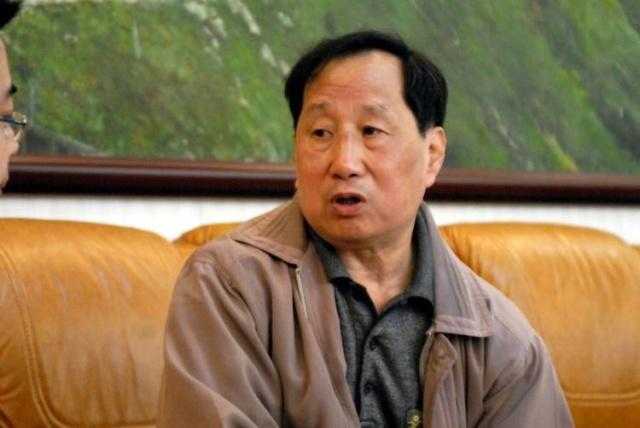 在陈镜开的熏陶之下他的弟弟陈满林,和侄子陈伟强也都是一名举重运动