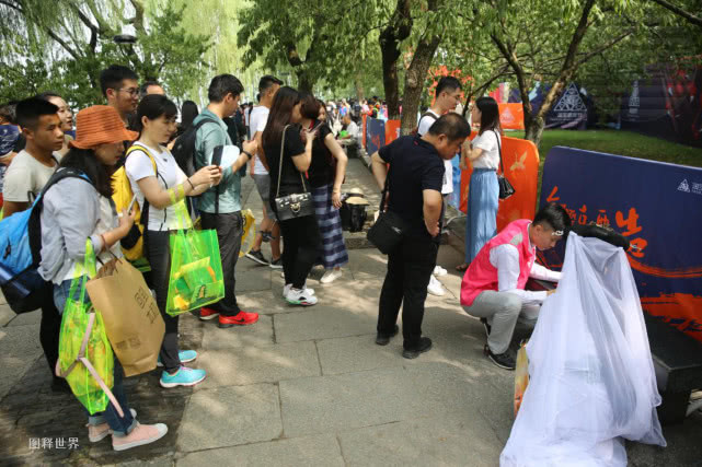 大麦哥为"白娘子"修手机,引大量路人围观合影,一不留神成网红