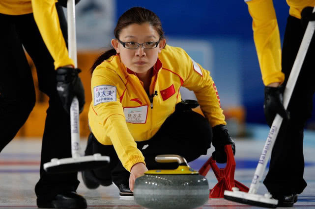 娶妻当娶王冰玉!34岁冰壶女神退役,2009年世锦赛夺冠成就奇迹