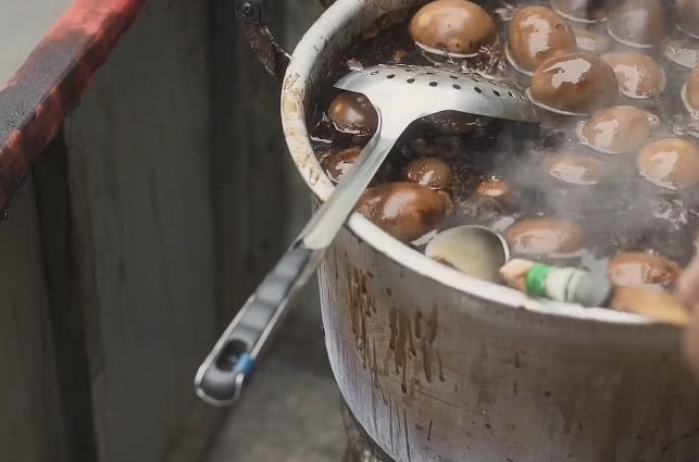 南京四十年小摊卖无壳茶叶蛋,大爷烹制阿婆售卖,一天卖千把个