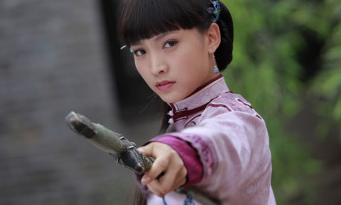 她是唐嫣的同班同学,却婚内出轨气死婆婆,被丈夫当场捅死