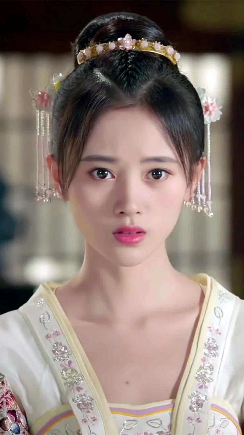 鞠婧祎演技也算是不错,她步入娱乐圈以来这作品都算是很不错.