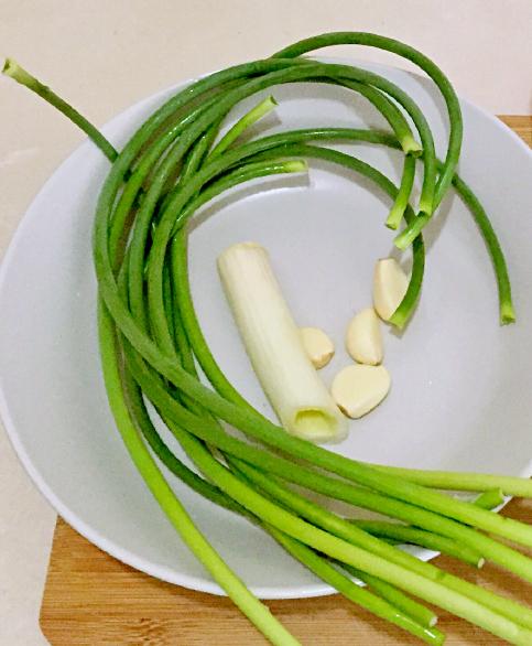 烹饪步骤:北豆腐 1盒,蒜苔 适量,葱姜蒜 适量,豆瓣酱 1勺,酱油 1勺,水