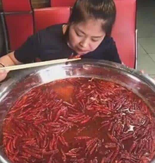 看着都觉得非常的辣,真的太佩服她了,如果这是一个吃辣椒的比赛,我