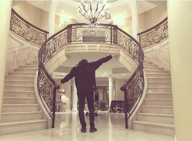 晒黄子韬住的豪宅,在美国住面积这么大的别墅,生活太令人羡慕了