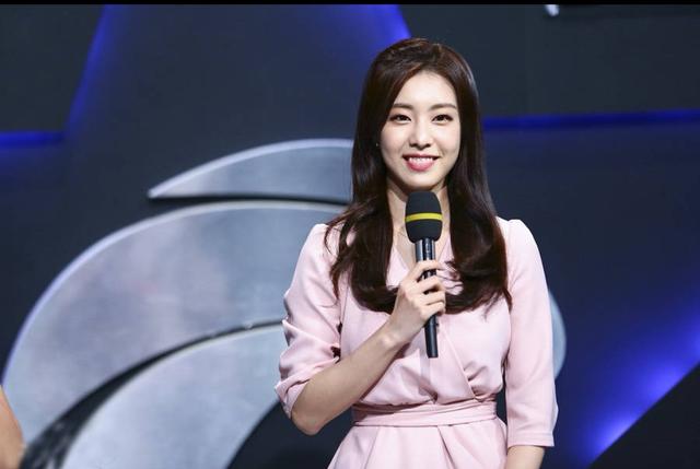 在之前,她在广大玩家心目中是公认的最美的电竞主持人.