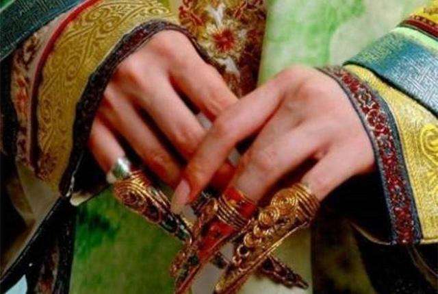 清宫里的妃嫔为何都戴长长的指甲套原因很简单与保命有关