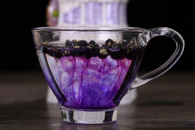 每天喝一杯黑枸杞泡水美容养颜效果惊人让你皮肤变得细嫩水润