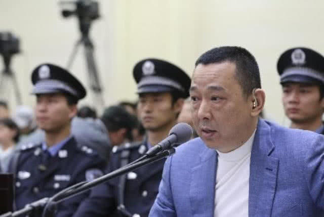 他身价500亿,一夜给女星打赏几十万,被判死刑,死前说了4个字!