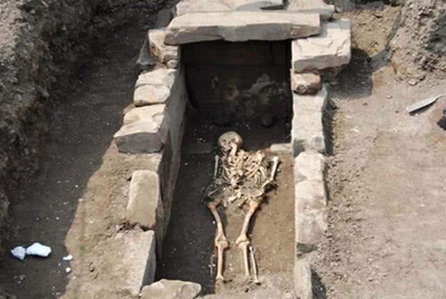 村中有一乱坟岗十分蹊跷,专家侦查发现,竟是秦始皇子女的墓