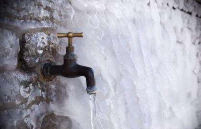 奇思妙想!水龙头被冻住了怎么办?农村大哥有妙招!网友:靠谱吗