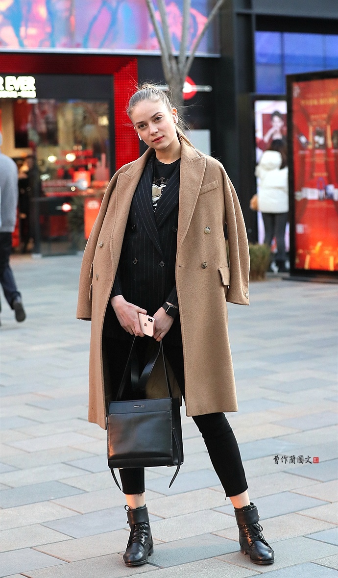 街拍:三里屯的外国女模特儿,超有气质