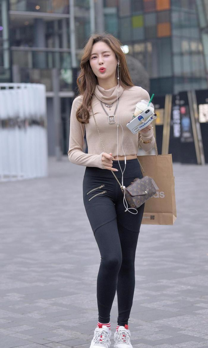 其实身材微胖的女生穿紧身裤更能凸显好身材