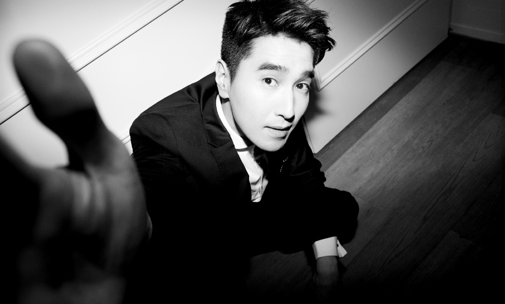 赵又廷被催发自拍,晒出敷衍照片,网友看后表示跟林更新学坏了?