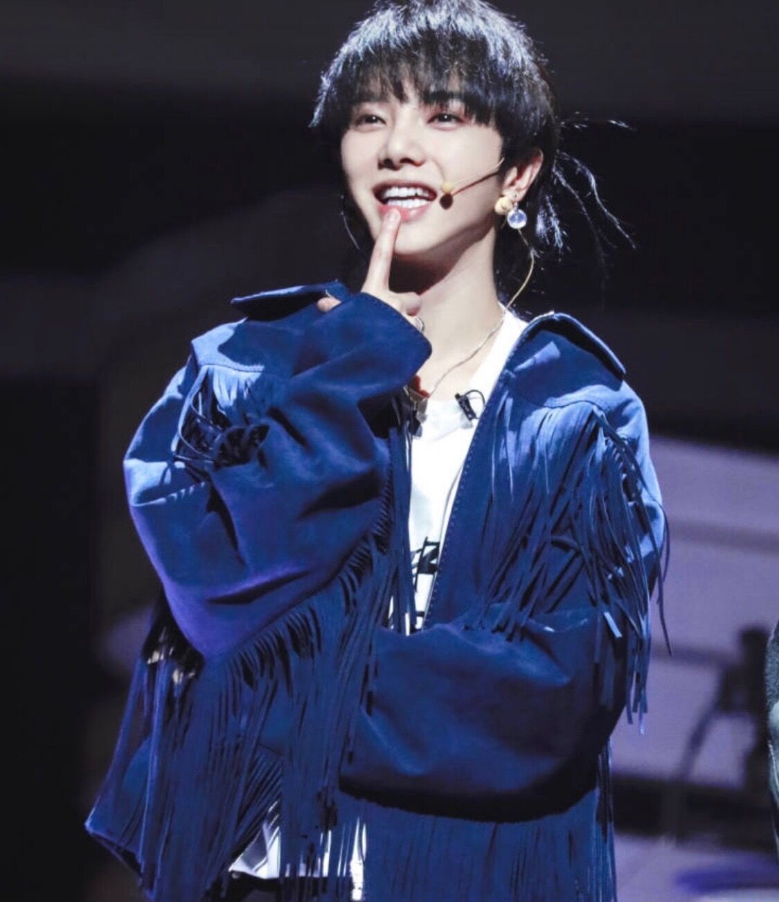 华晨宇上台领奖,手拿奖杯的姿势太抢镜,奖杯有这么冻手吗?