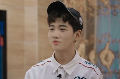 《变形计》少年怒摔万元手机不心疼,看到他的破手机壳,网友炸锅