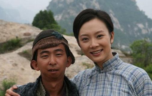 他身高一米六长得丑,如今成了大导演身家过亿,与妻子恩爱无比