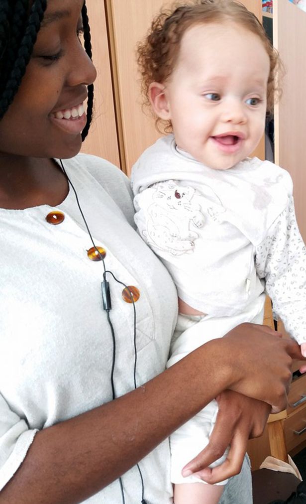 黑人女子第三胎生下白肤色婴儿,出门常被问道是不是抱错了