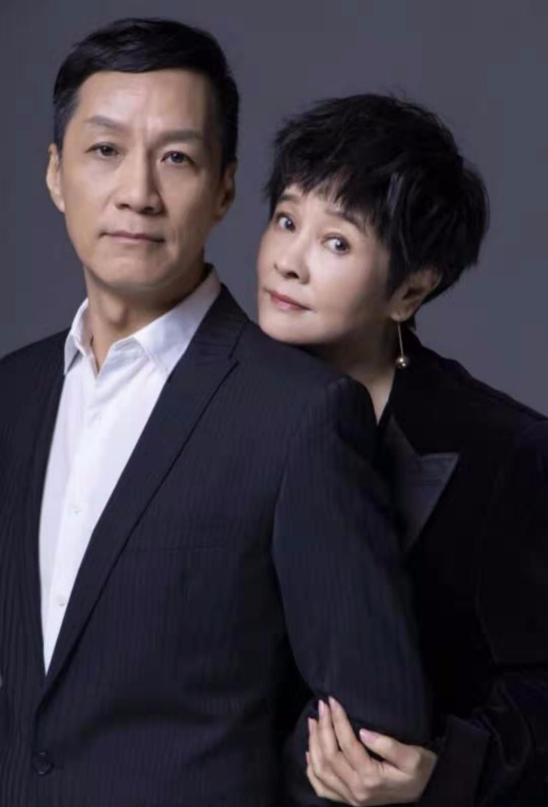 三八妇女节"家暴男"冯远征为广大女性送祝福,戏外他是宠妻狂魔