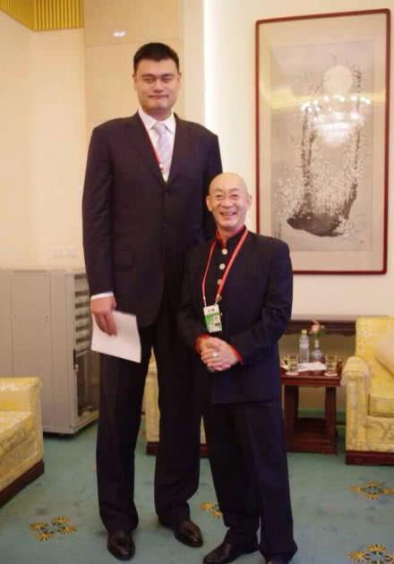 160cm潘长江在215cm韩德君面前矮小像侏儒,真没p图?