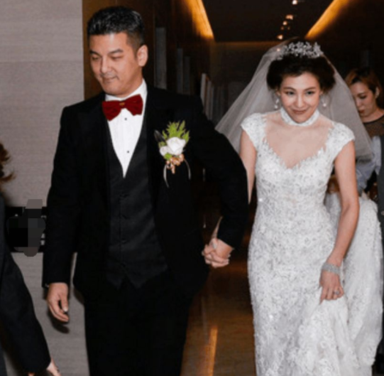 贾静雯离开,39岁的台湾名模却来了,不怕家暴,交往4年结婚