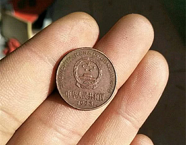 流浪汉捡到一枚硬币竟有人出价200元这就是收藏的魅力