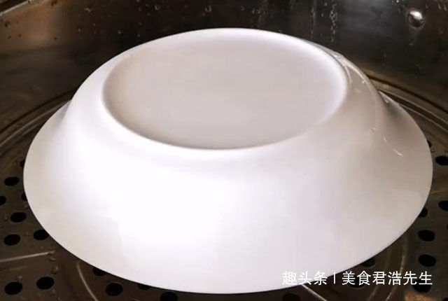 5,之后取出,稍微放凉再将碗倒扣过来,这道嫩滑的蒸鸡蛋就做好了.