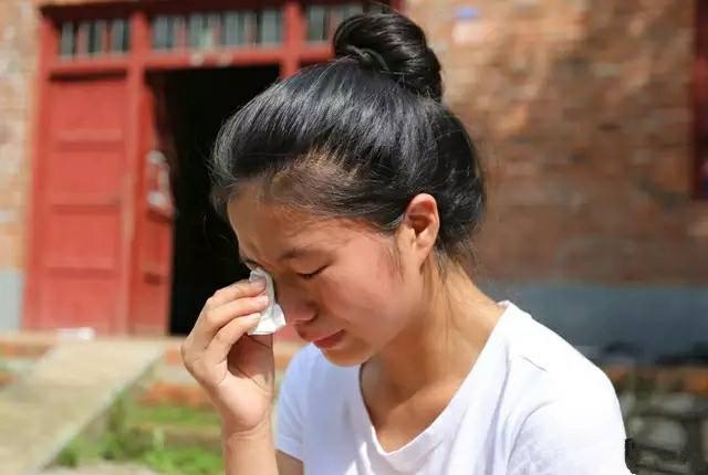 老公和闺蜜私奔,妻子照顾婆婆五年,收到一个包裹后哭了