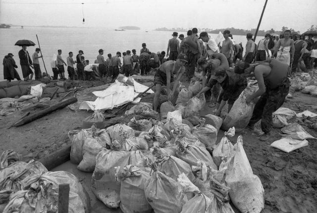 1991年7月10,湖北新洲县举水河河水暴涨,新洲县城被洪水包围,人民群众