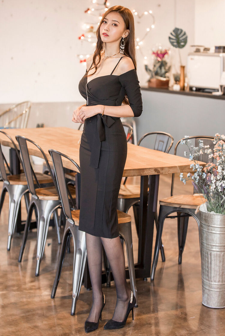 黑色吊带连衣裙美女,透露着成熟女性性感妩媚,优雅又靓丽!