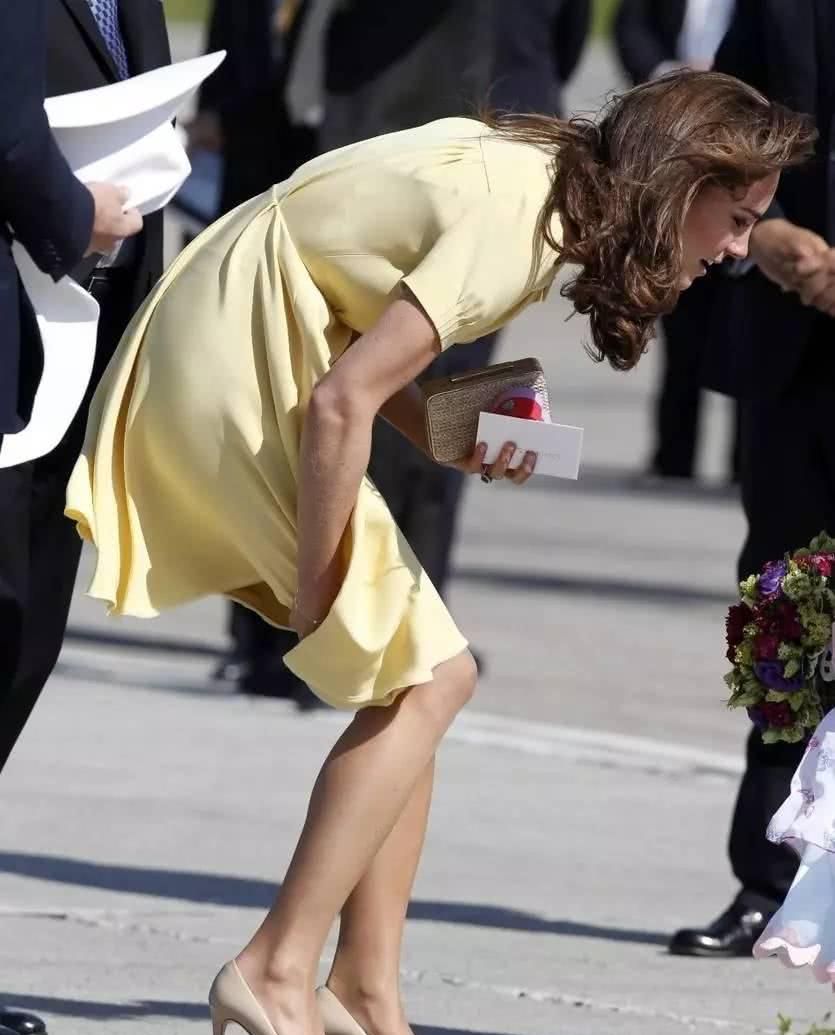 凯特王妃险些走光,大风把裙摆掀起来,凯特王妃赶紧用手捂裙子!