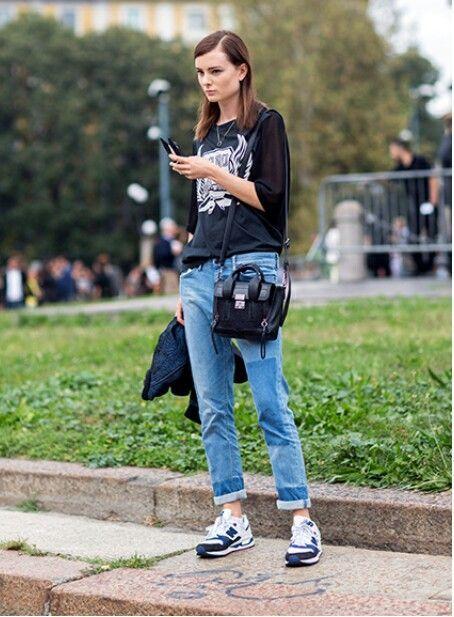 最简单的搭配就是卫衣 牛仔裤 老爹鞋了,卫衣休闲百搭,款式简单,加上