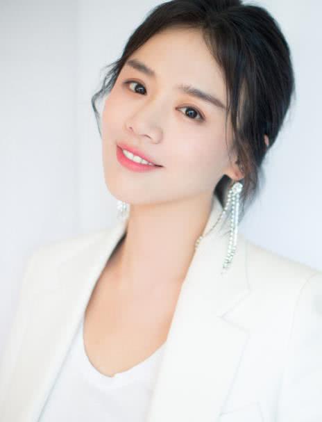 马思纯亮相活动,穿白色西装尽显帅气,网友:女版"霸道总裁"