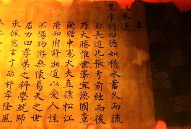 外国人手持一道中国圣旨,专家鉴定后表示:该给朱厚照正名了