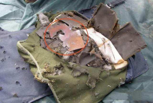 穿中国防弹衣中12枪没死,老外质疑,拆开后心服口服