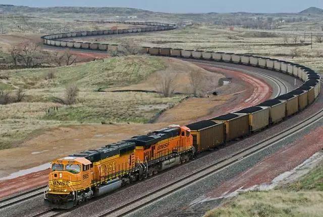 世界最长火车682节车厢全长7353米网友比玩的贪吃蛇还长